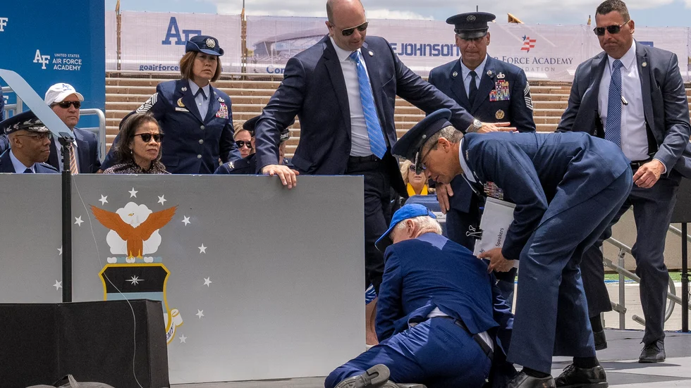 USA:s president Joe Biden föll på scen.