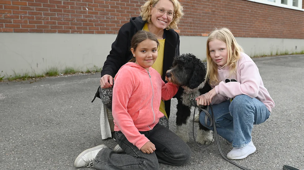 Ulrica Eriksson är specialpedagogen som gick in i väggen och skaffade sig hund, som fick börja i skolan! Ture har nyligen tagit examen som skolhund, eller social tjänstehund som titeln egentligen är. I vår har han haft praktik på en skola där han jobbat med bland andra Edla och Rebelle, som går i trean.