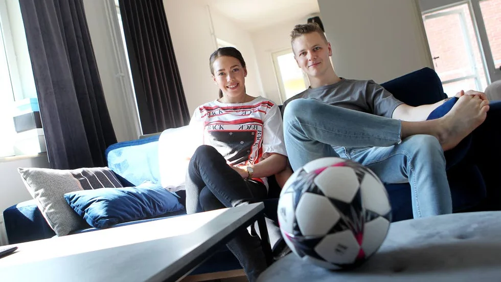 Sambos med fötterna i varsitt elitlag i länet. Mycket kretsar kring fotbollen för LFC:s vänsterback Elin Landström och IFK Norrköpings assisterande tränare Maths Elfvendal som bor tillsammans ett stenkast från Östgötaporten.