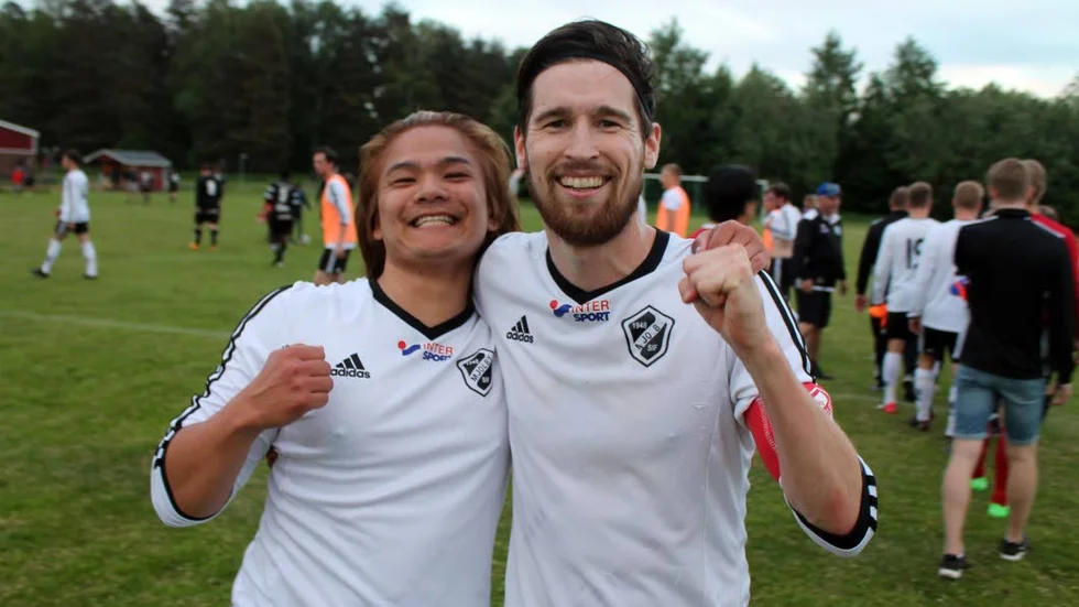 Derbyjubel. Mjölby Södras målskyttar Ruben Edenkrantz och Anders Jernér jublar efter derbysegern mot Mjölby Turabdin. Södra fick jobba hårt för segern på Kungshöga.