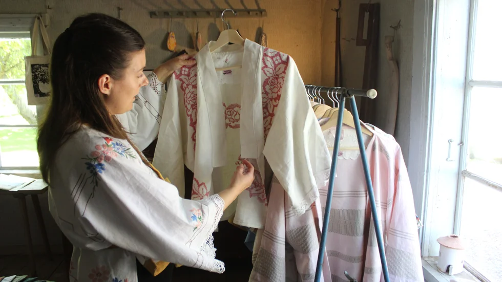 Sofia Edholm öppnar popup-butik i Väderstad med sina egensydda återbruksprodukter. Hon planerar även att hålla kurser i sommar.
