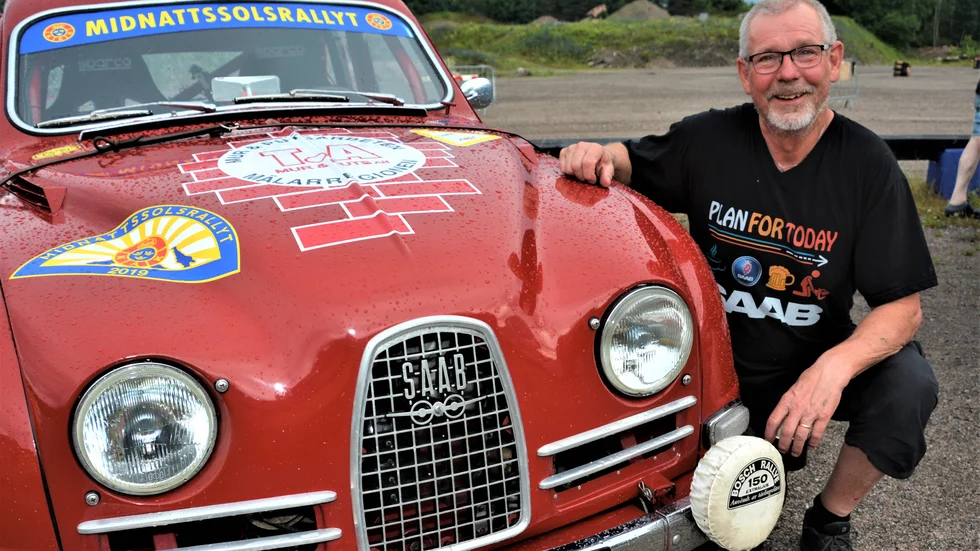 Kenneth Jonsson, Eskilstuna MK, är en glad rallychaufför som med sin kartläsare Hillar Veikksaar laddar friskt i sin fina SAAB Sport tvåtaktare.
