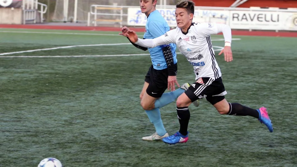 SEGERSKYTT. Adam Larsson gjorde segermålet på en retur ur snäv vinkel när Motala AIF vann med 1–0 borta mot Kumla.