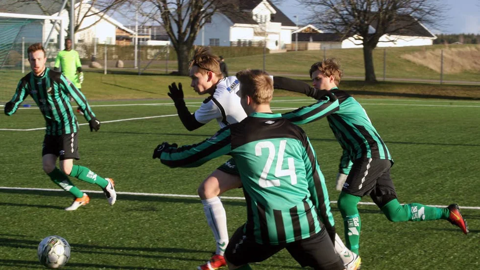 HEMMAHOPP. Felix Manfredson är Vadstena GIF:s bästa anfallsvapen. Men VGIF är underdog i derbyt mot Borens IK.