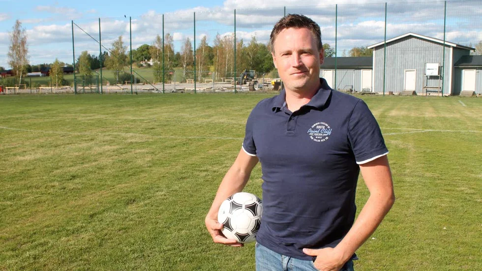 Det är nu, 2018. Här på Hackelområdet växer Rimforsa IF:s framtid fram. Eldsjälen och spelaren Tobias Lundh är på platsen där en ny sporthall står klar nästa år, och nya fotbollsarenan blir också allt mer färdig.