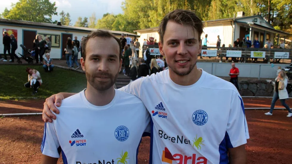 Segergrabbar från Tjällmo. Jonathan Beganovic gjorde tre mål och Martin Ström ett mål när Borensberg vann derbyt mot Kristberg med 4–2. 350 personer kom till Bergvallen.