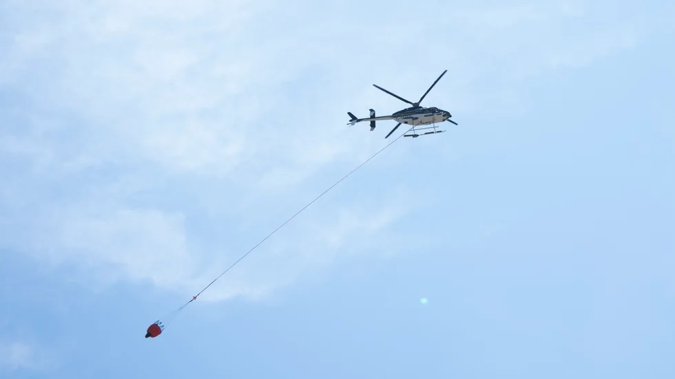 En helikopter med vattenbomber flyger över en skogsbrand i Tantallon i provinsen Nova Scotia i onsdags. Arkivbild.