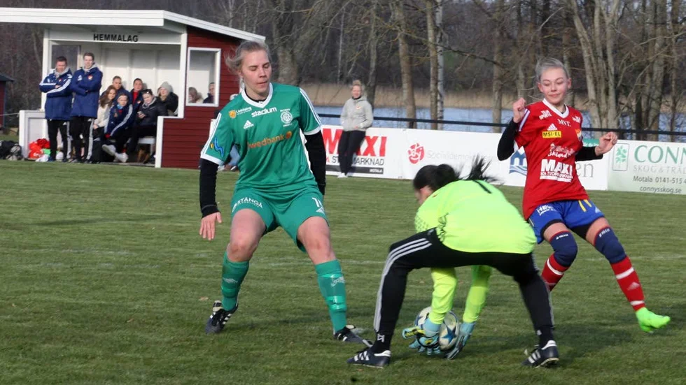 MÅL. Hanna Kempe, till höger, gav Boren ledningen och det blev en poäng borta mot Studenterna i division 2-serien.