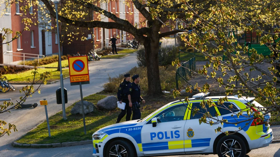 Poliser söker spår i anslutning till mordplatsen i Jakobsberg den 8 maj i år. Arkivbild.
