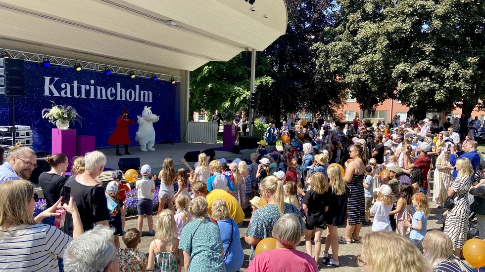 Nationaldagsfirande i Stadsparken. När det hålls evenemang på scenen i parken brukar det vara fullt med folk.