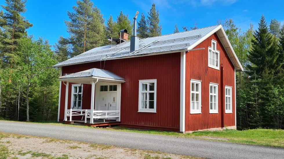 På onsdagar under mars och april hölls våffelfika i den gamla skolan i Högsböle. Totalt inbringade fikat 12 000 kronor till värgörenhet.