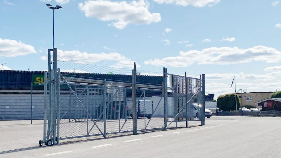 Den här stängslet är en del i en grannes kritik mot kommunens olika beslut som berör Ica-tomten i Vimmerby. nämnden avslutar ett tillsynsärende utan åtgärder. "Vi kommer att överklaga det" säger företrädaren för en grannfastighet.
