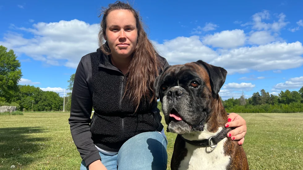 Eskilstuna brukshundklubbs ordförande Maja Axelsson Svancar och hunden Hugo.
