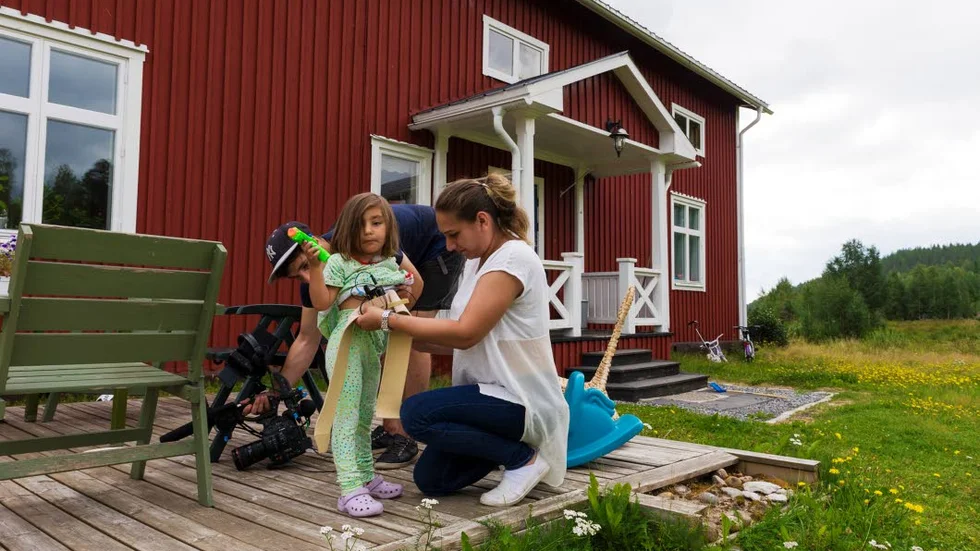 Annastacia får hjälp av mamma Viktoria.