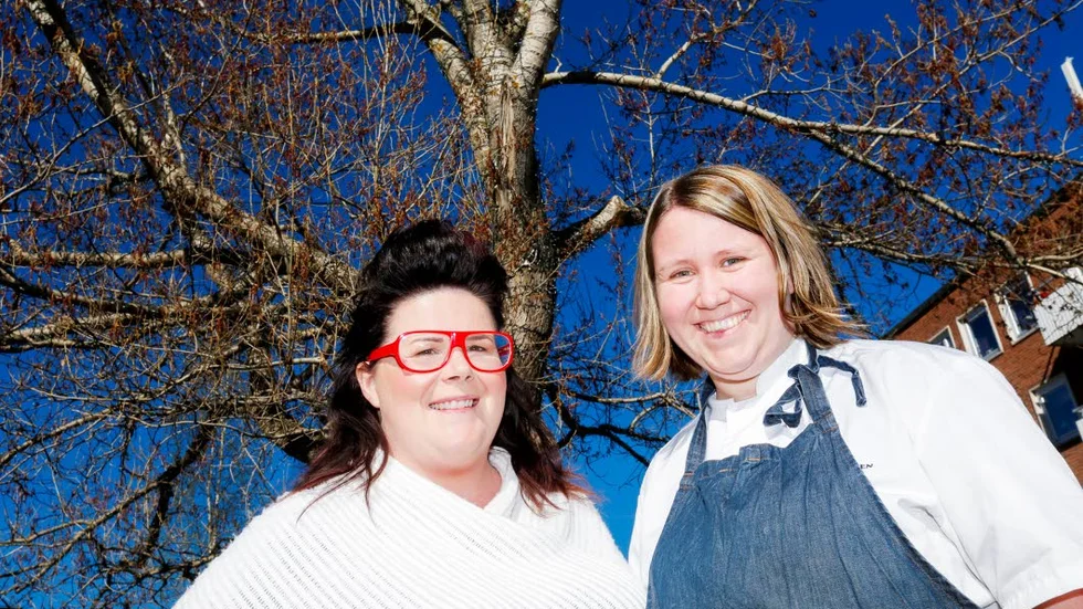 Fixare.  "Kyrkbröllop är trendigt i år", påpekar Maria Glavén och Cecilia Lindström.