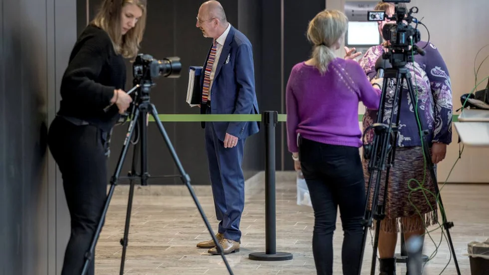 Press. Ett massivt mediauppbåd bevakar rättegången.
