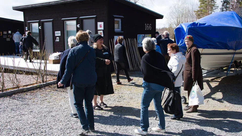Bussen anländer. Konstnären Inger Thurfjell hälsar konstbesökare välkommen till sitt hem där nio konstnärer ställde ut under årets upplaga av Konstrundan.