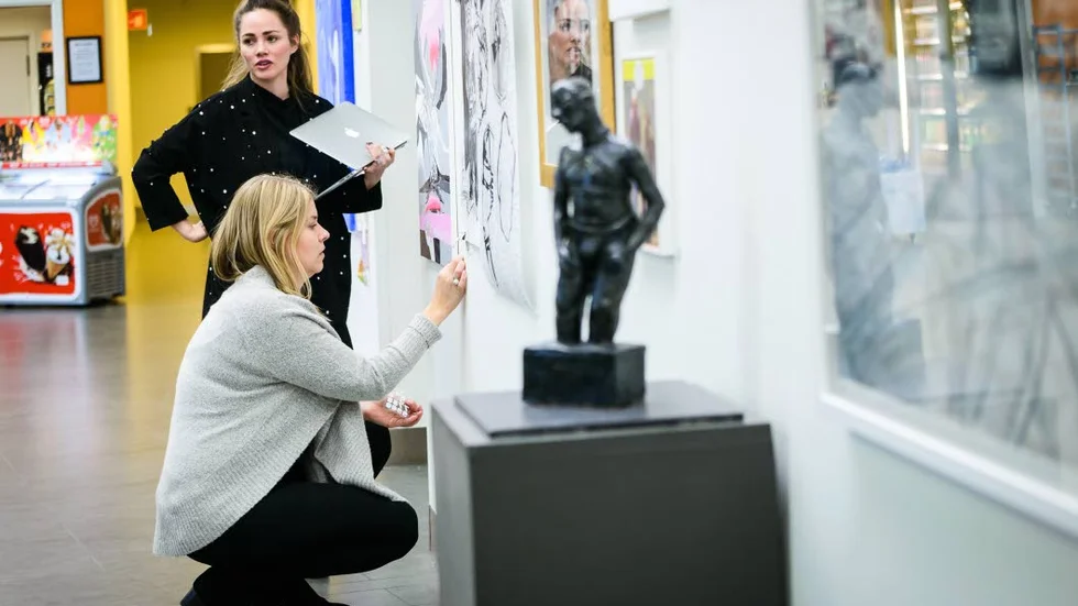 SKULPTUR. Inte bara målningar och teckningar ingår i utställningen utan även skulpturer, som här Cecilia Rosenlunds ”Lädermannen”.