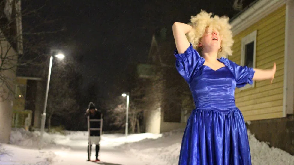 Kallt och varmt. Inte ens minus 17 grader kunde hindra publiken att känna värmen från skådespelarna ute på Hertsön!