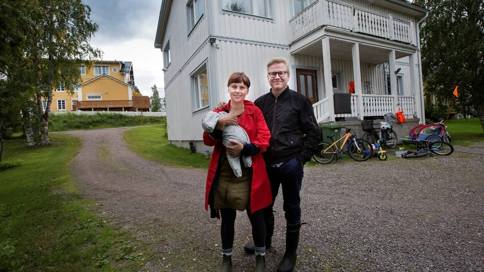 Till Pajala. För två år sedan beslutade sig familjen Hennix-Raukola att flytta från Luleå till Pajala. "Men vi köpte inte hus på en gång om vi skulle ångra oss. ", säger paret som nu köpt ett stort hus i centrum av samhället.