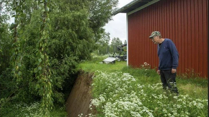Matz Wiklund tittar ner efter raset. "Jag brukar klippa med stora traktorn på sidan, så nog är det säkert tio meter som rasat", säger han.