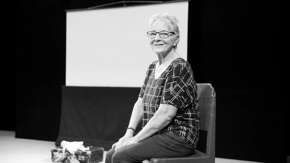 sista föreställningen. Efter 47 år på Norrbottensteatern tackar                       Sara Arnia publiken med en föreställning om sitt liv.