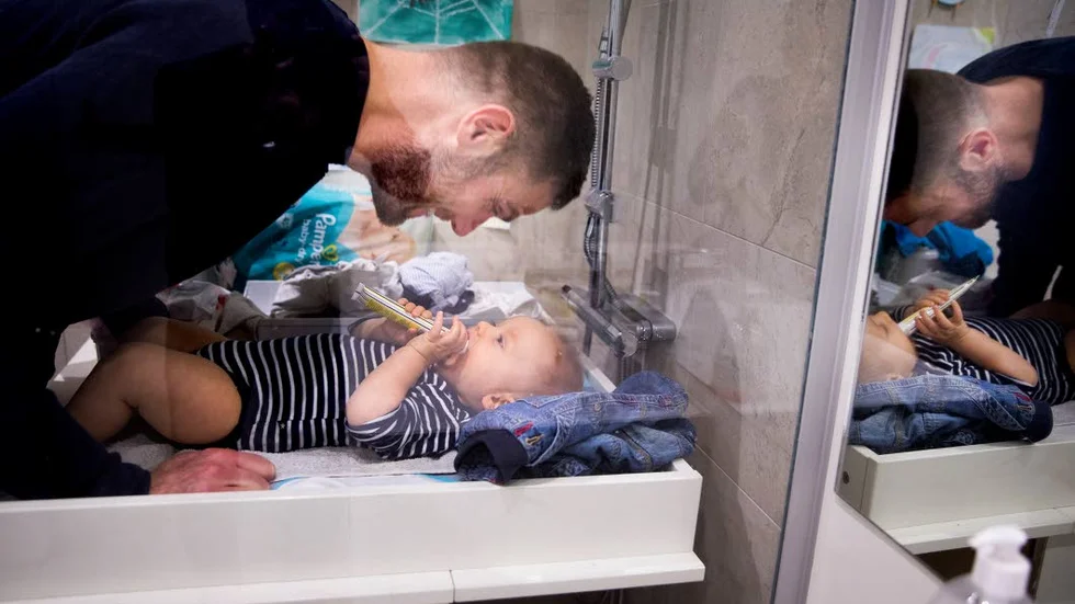 Blöjbyten. Anna och John Rosendahl turas om med blöjbytena - liksom med de flesta andra uppgifter som har med barnen att göra. De tycker det är viktigt att dela på vardagsgöromålen.