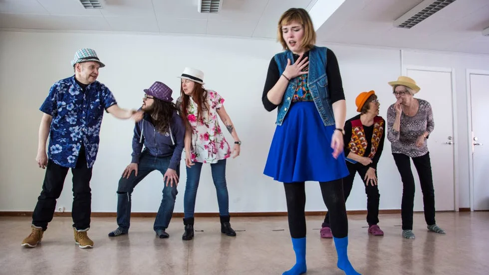 Vårkabaret. Mitt i planeten heter årets upplaga av Hertsöteaterns vårkabaret. Bror Kajsajuntti, Oskar Lindblad, Ulrika Rutberg, Kornelia Waller, Anita Englund och Brita Ström repar för fullt.