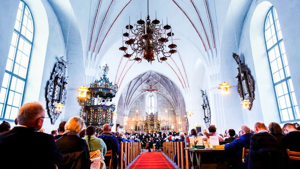 Fasteoratorium. Drygt 50 personer, instrumentalister och sångare, medverkade under lördagskvällens uruppförande i Nederluleå kyrka under ledning av dirigenten Erik Westberg.