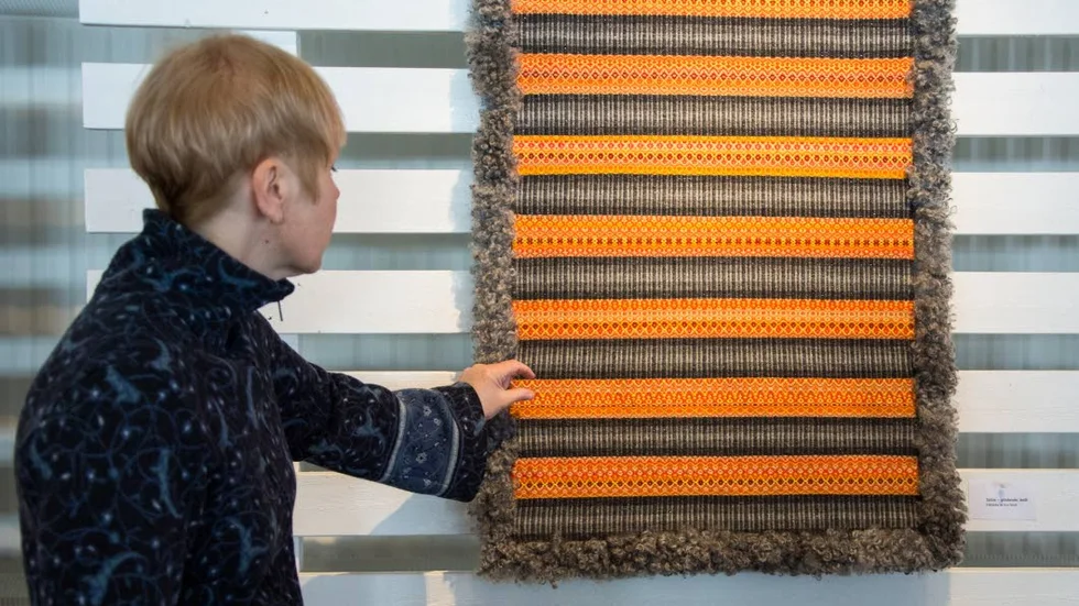 Utmaning. Anna Östlund utmanade väverskorna i sin egen vävgrupp "Rosengång" att väva en väv med inspiration från varmvalsverket i Borlänge.