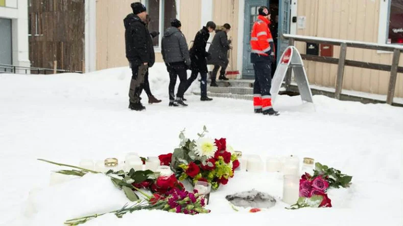 Blommor och ljus lades på marken utanför RFSL:s lokaler i Piteå, för att hedra minnet av den avlidne mannen.
