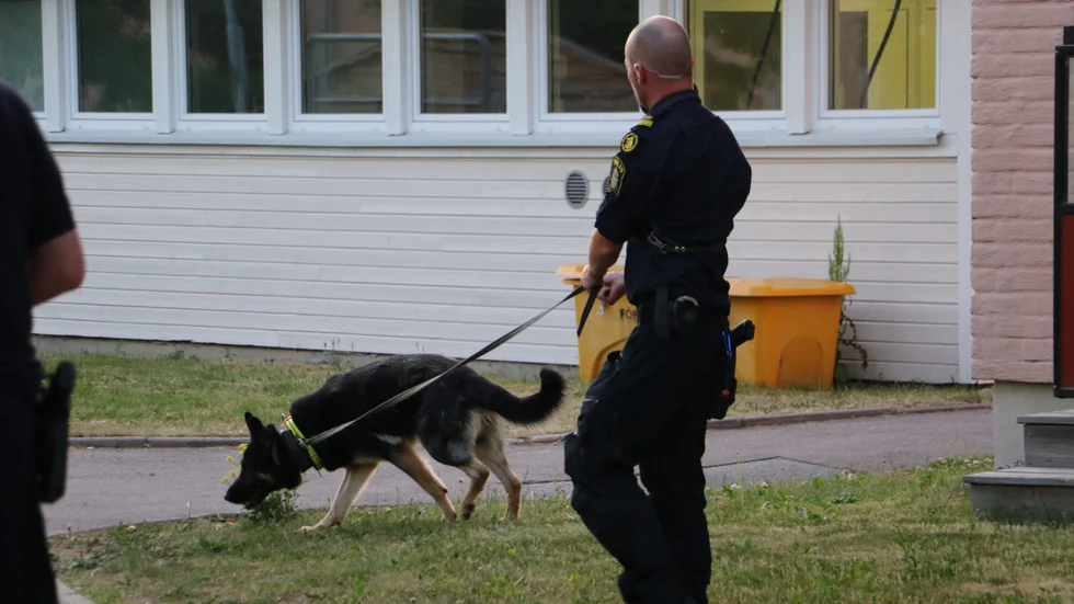 Polis sökte man med misstänkt vapen.