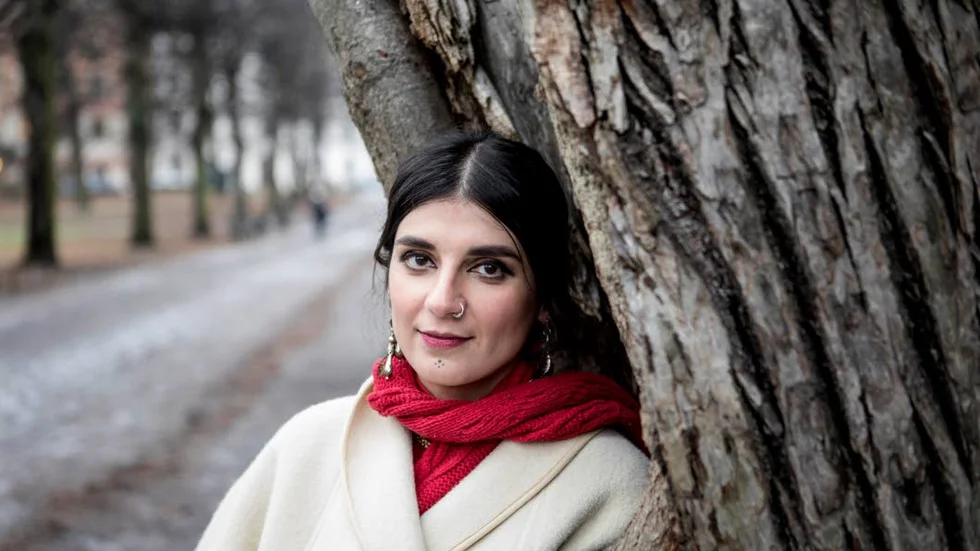 Debut. Balsam Karam debuterar med ”Händelsehorisonten”, en bok som av förlaget har kallats för                           ”politisk”. ”Då tänker jag att alla böcker är politiska. Att det är väldigt politiskt och kanske aggressivt politiskt att skriva om till exempel medelålders vita män”, säger hon.?Foto: Christine Olsson/TT
