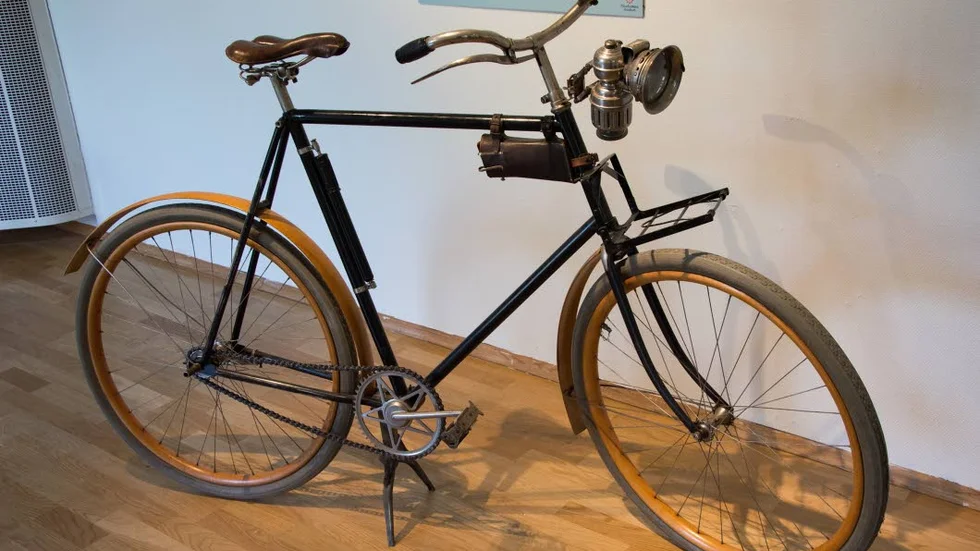 1905 var cykeln färdigutvecklad i och med att ballongdäcken uppfunnits samt att cykeln utrustats med frinav. Nu snurrade inte pedalerna i nedförsbackar.