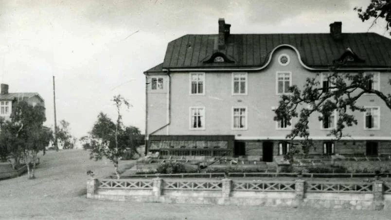 Gamla barnhemmet i Kiruna blev symbolen för försvenskningsarbetet i norra Tornedalen. Husagan ansågs vara ett sätt att forma barnen till ”fullgoda svenskar”,
