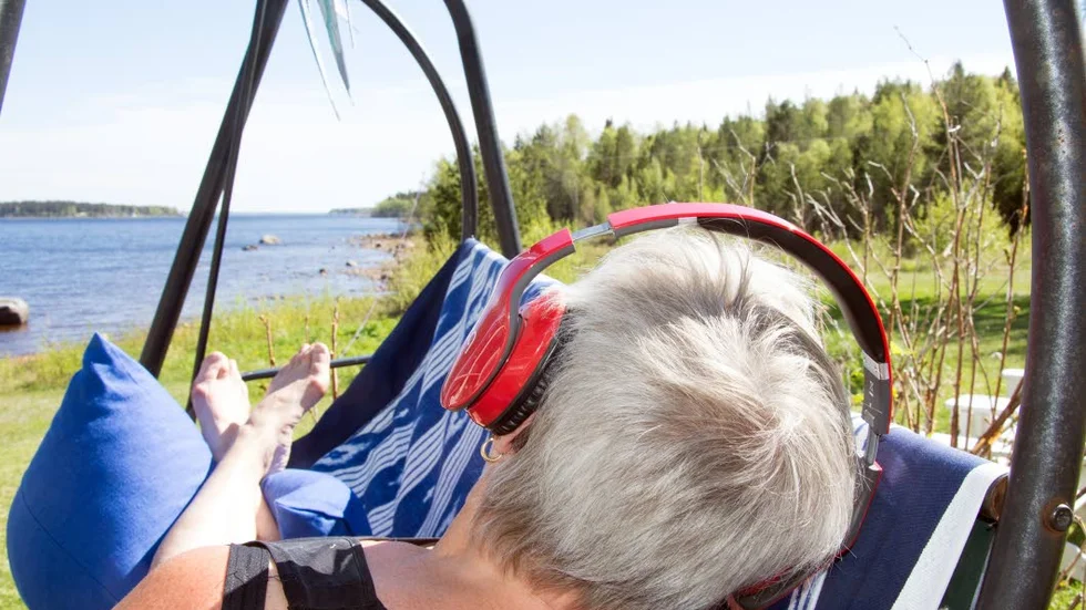 Sommar i P1. Varje år vid den här årstiden, varje dag, lägger sig svenskarna tillrätta i hammocken klockan 13 och lyssnar på sommarpratarna. I morgon presenteras vilka som leder programmet den här sommaren.