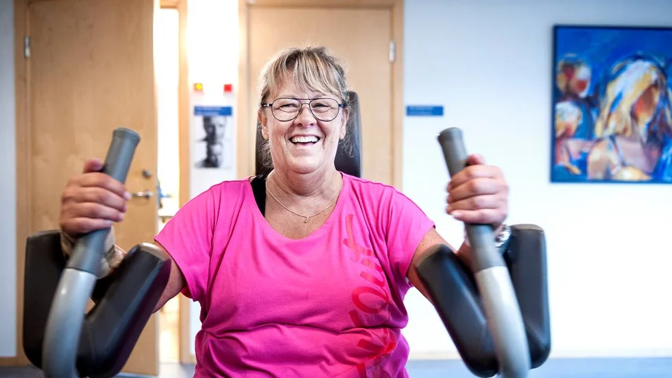 Glad. Maria Hjalmarsson glänser på gymmet med sin rosa träningströja.