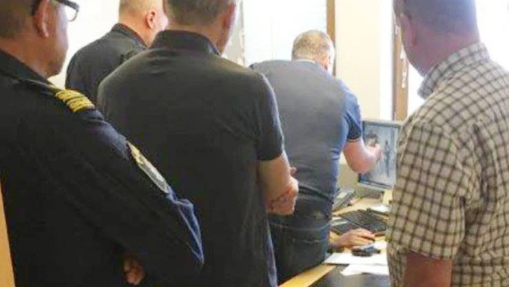 Genombrottet. Klockan är 13.38 onsdagen den 12 juli: flera Skelleftepoliser samlas vid datorn som visar bilden av den misstänkte inbrottstjuven som gäckat polisen i flera månader. Foto: Polisen