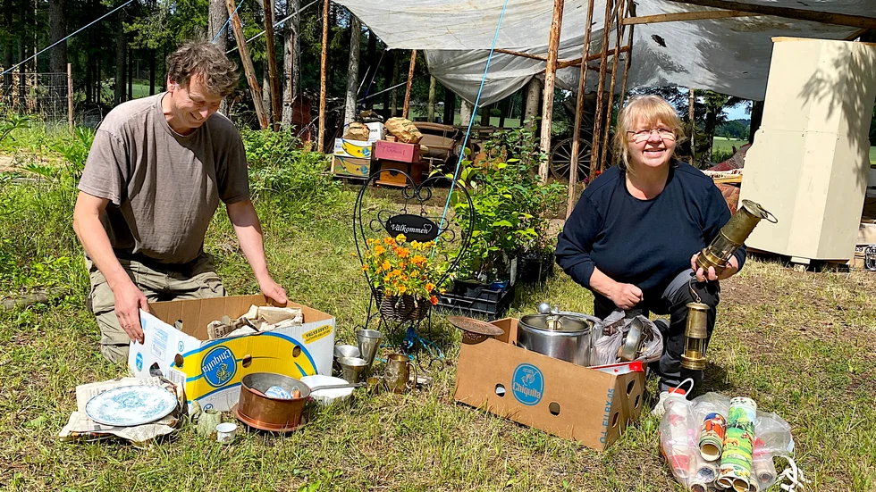 Lennarth Karlsson och Susanne Heljosdotter vid SOL trädgård och tjänster i Fittja utanför Örsundsbro förbereder helgens Loppisrundan och packar upp saker från ett dödsbo som de ska sälja.