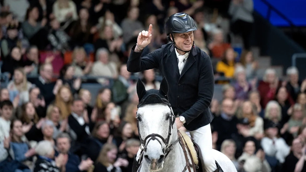 Rolf-Göran Bengtsson på hingsten Zuccero som lider av allergi mot gräspollen. Arkivbild.