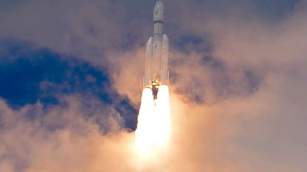 Den indiska rymdfarkosten Chandrayaan-3 sköts upp från rymdcentret Satish Dhawan på ön Sriharikota i östra Indien på fredagen.