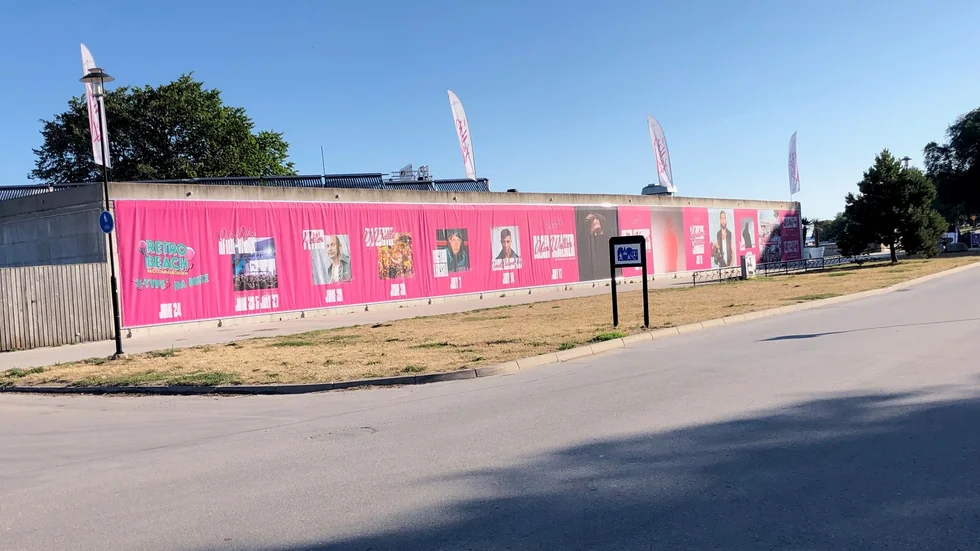 En skylt som täcker hela Kallis långsida har anmälts som svartbygge.