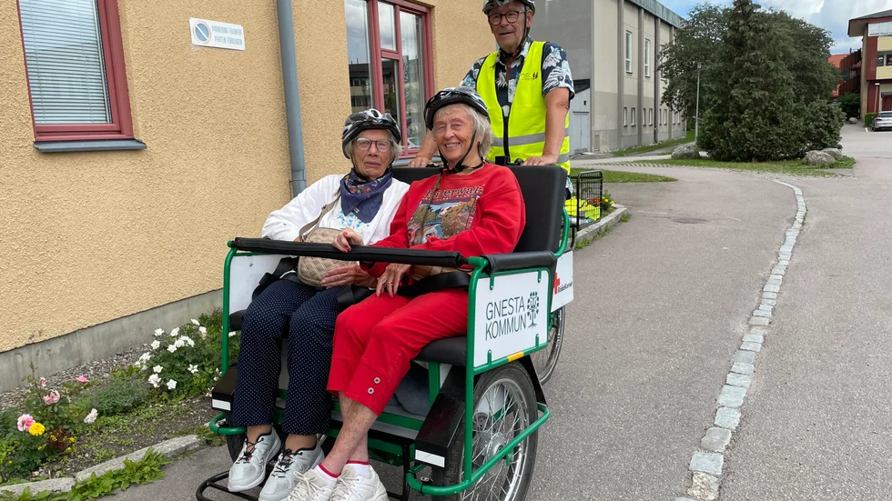 Bengt Åkerblom, 72, sitter redo framför pedalerna. Anna-Lisa Svensson och Bibbi Gustawson är dagens passagerare. 
"Jag är hemma i sommar så jag har satt upp mig på schemat varje vecka i fem veckor", säger Bengt Åkerblom.