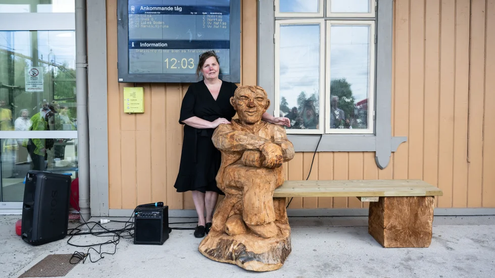 Under lördagen invigdes hyllningsstatyn av Älvsbyprofilen Kurt "Tåg-Kurt" Johansson. "När folk nu väntar på tåget hoppas jag att de sitter här vid Kurt", sa initiativtagaren Monica Gustafsson i sitt avtäckningstal.