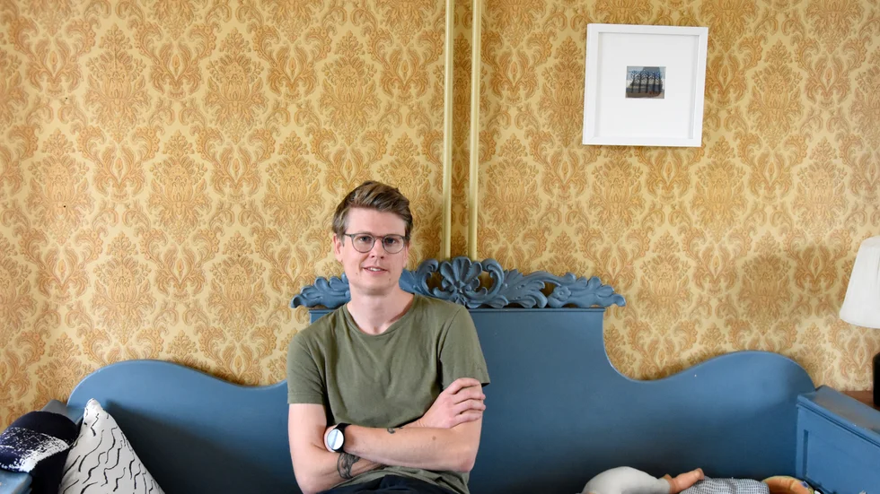 Theodor Ringborg lämnade jobbet som konstnärlig ledare för Bonniers Konsthall i Stockholm för att bli chef för Konsthall Tornedalen. På bild i soffan hemma i familjens tornedalsgård där en tavla av Britta Marakatt Labba hänger. "Den enda tavla jag köpt. Hon är en fantastisk konstnär", säger Theodor Ringborg.