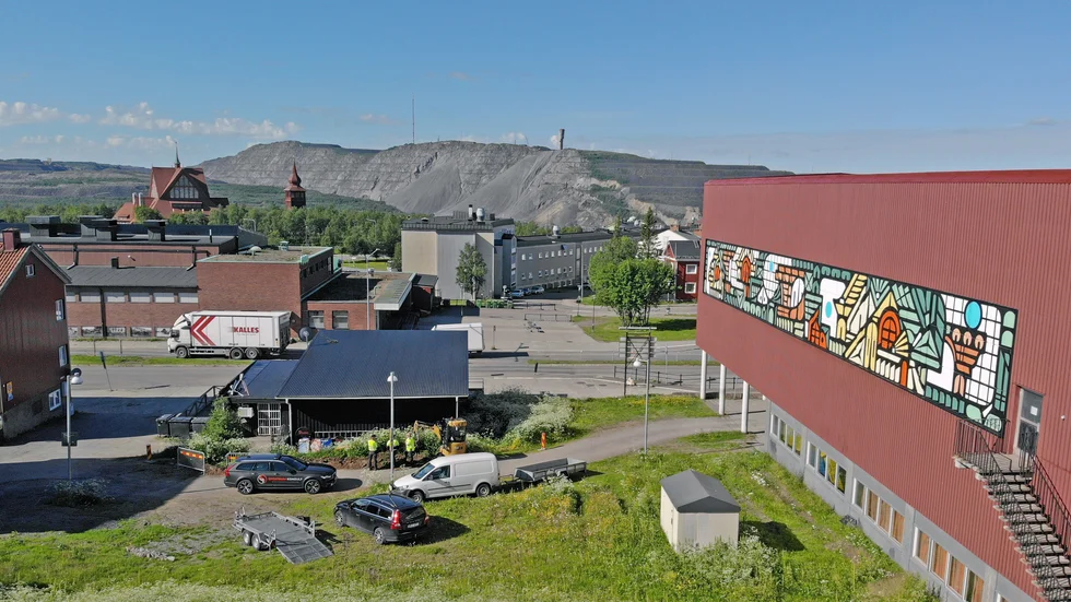 Direktenbutiken låg tidigare väldigt centralt beläget med sporthallen till höger och badhuset tvärs över Adolf Hedinsvägen. En tidigare prognos över deformationszonen inkluderade även Direkten och sporthallen i kommande rivningar. Idag är inte situationen sådan. Gränsen för framtida gruvområde går precis vid Direkten, längs Adolf Hedinsvägen.