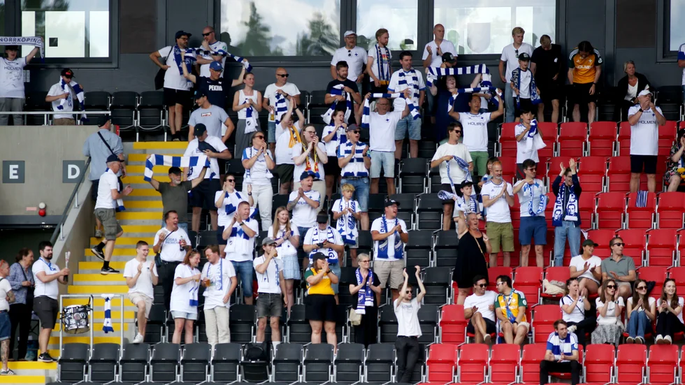 Stort stöd på Grimsta hade IFK Norrköping. Kan ni skymta Dolphins gulmakare Mikko Riipinen där någonstans? Han bidrog på läktaren!