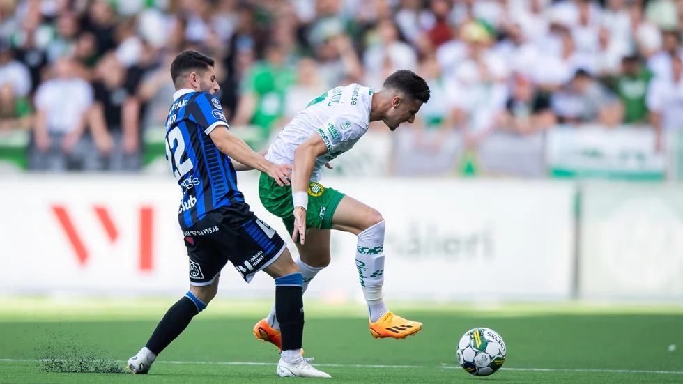 Sirius André Alsanati och Hammarbys Viktor Djukanovic under fotbollsmatchen i allsvenskan mellan Sirius och Hammarby.