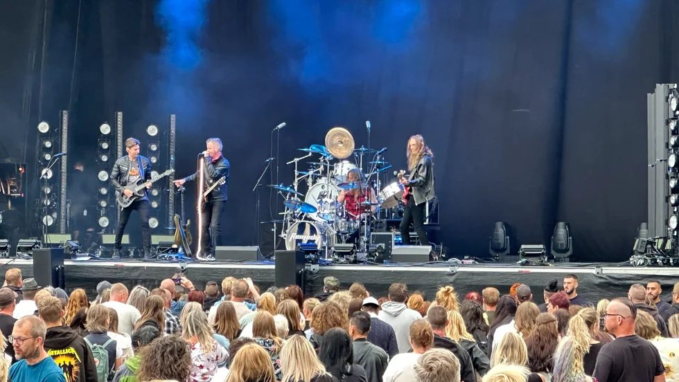 Fullt med folk på Vadstena slott under lördagen när Takida och Stiftelsen spelar. På ild förbandet Remedy.