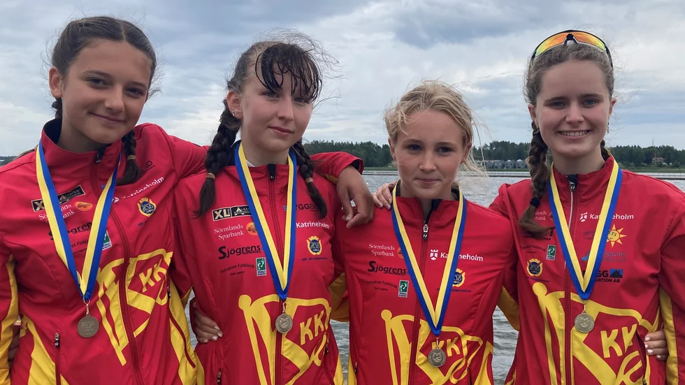 För andra dagen i rad fick KKK:s D16-tjejer kliva upp på prispallen. Amelia Lundborg, Linnea Sandnell, Selma Adem och Elvira Henriksson tog guld på K4 500 meter i måndags. På tisdagen blev det silver på 200 meter.